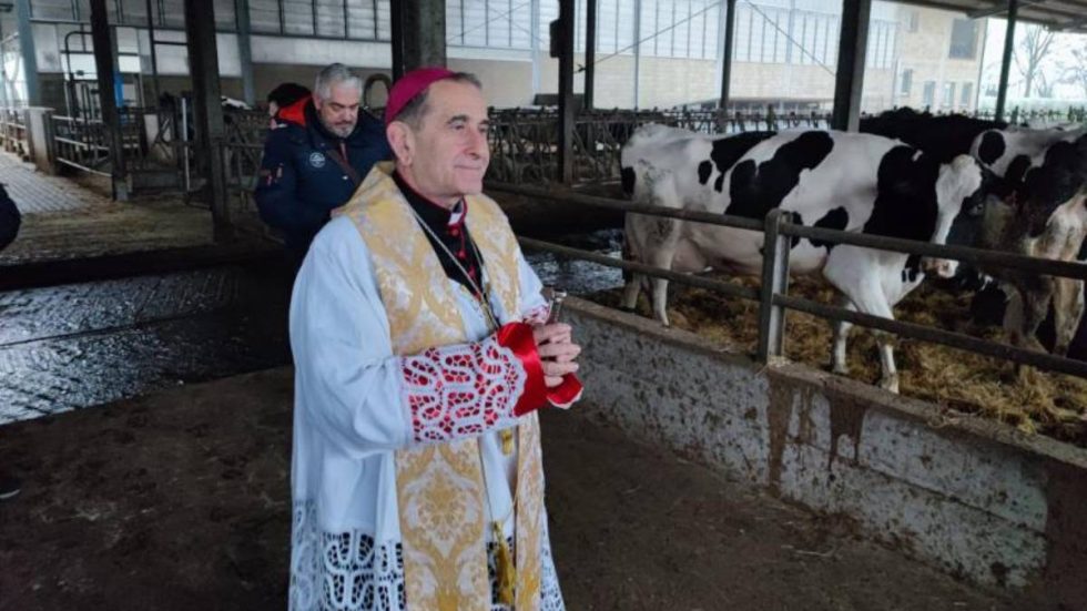 L'Arcivescovo in una azienda agricola durante una visita degli anni scorsi