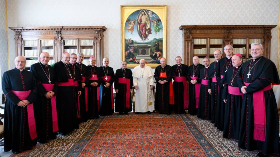 I Vescovi lombardi con papa Francesco durante l'udienza dell'1 febbraio (© Vatican Media)