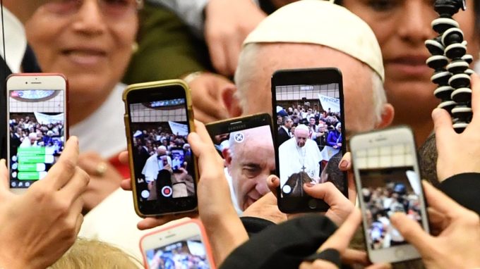 Il Papa: l’uomo non diventi cibo per algoritmi, la comunicazione resti umana