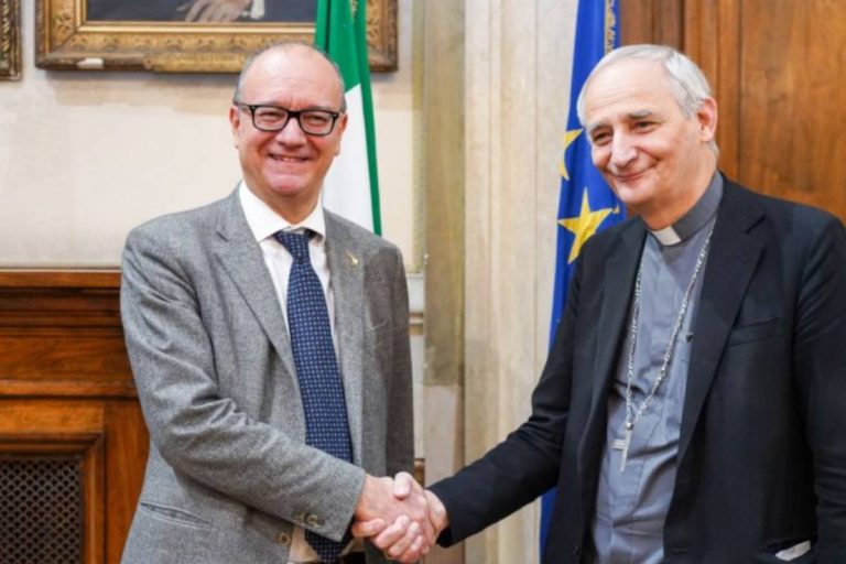 La stretta di mano tra il ministro Valditara e il cardinale Zuppi