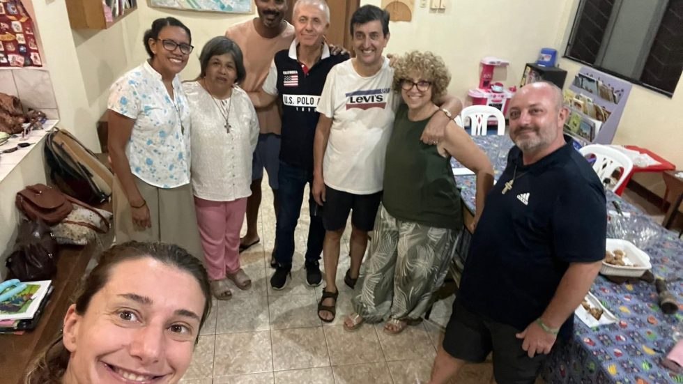 Il presidente del CSI Achini con don Luca, Marta e Kumar