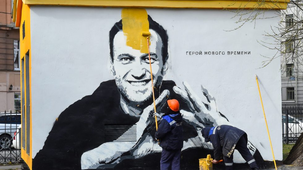 Un murale dedicato ad Alexei Navalny  (foto Afp / Sir)