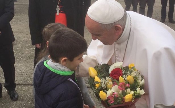 Papa Francesco a Linate riceve i fiori da due bambini