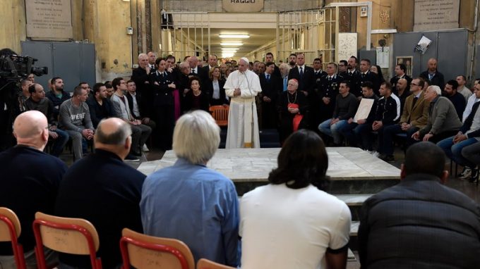 Francesco ai carcerati: «Vi ringrazio dell’accoglienza. Con voi io mi sento a casa»