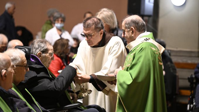 Sacra Famiglia, la tenerezza che si respira in una casa