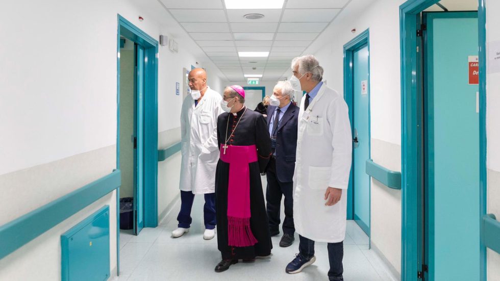 L'Arcivescovo in visita ai reparti (foto Paola Meloni)