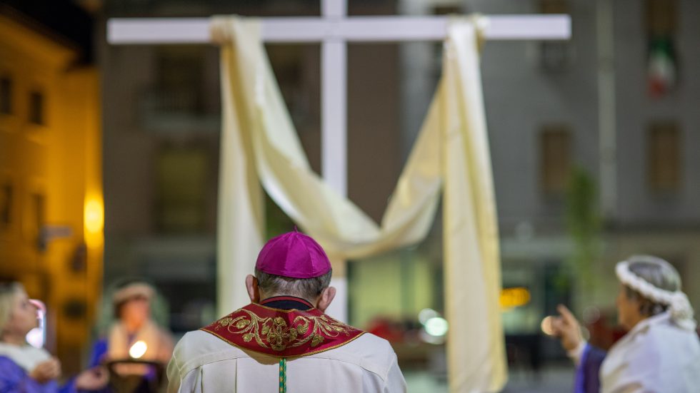 L'Arcivescovo durante la Via Crucis a Oggiono (foto Maurizio Buzzini)