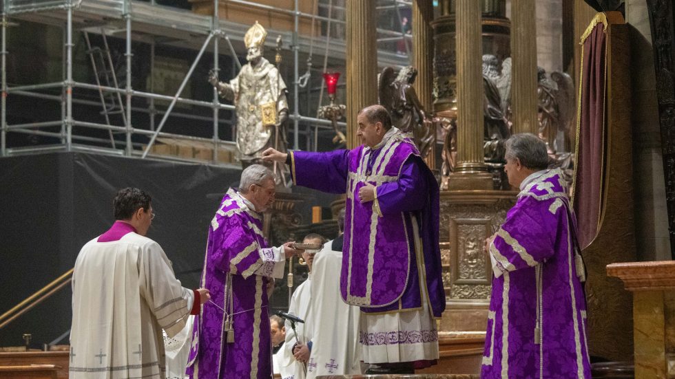 L'imposizione delle ceneri (Agenzia Fotogramma)