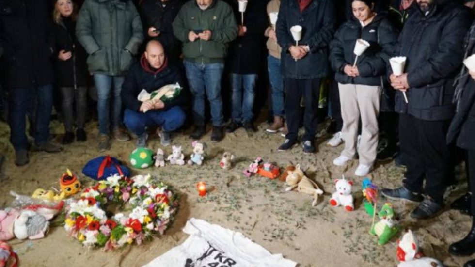 Cutro La fiaccolata sulla spiaggia (foto Ansa / Sir)