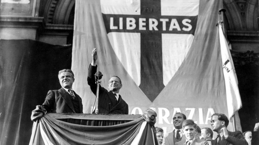 Alcide De Gasperi in Piazza Duomo a Milano nel 1948