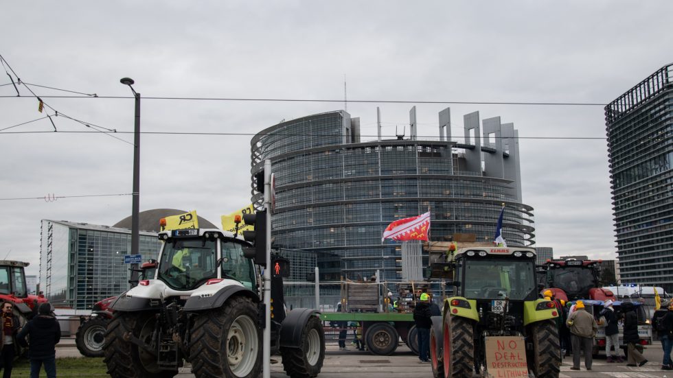 Manifestazione degli agricoltori con i trattori davanti al Parlamento europeo (foto Sir / Calvarese)