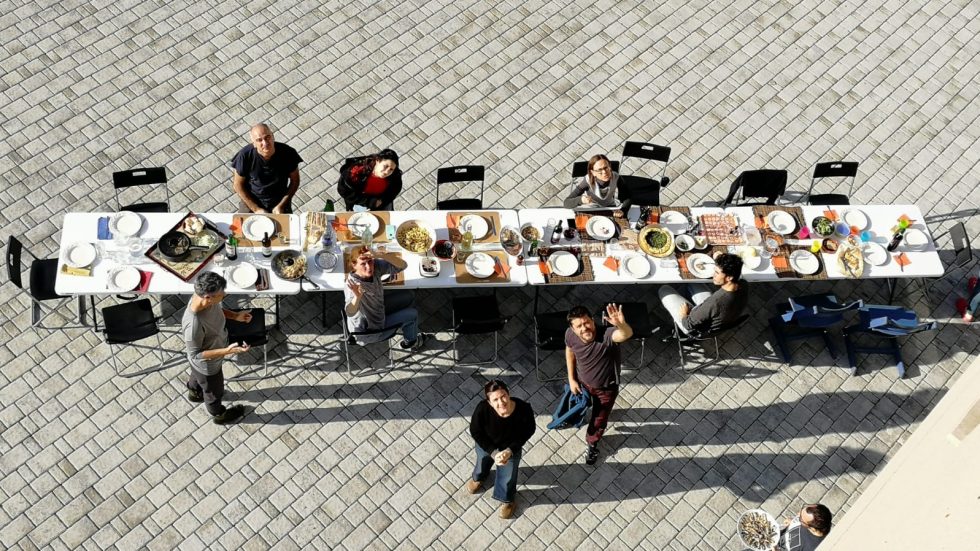 Pranzo comunitario nel cortile di Base Gaia