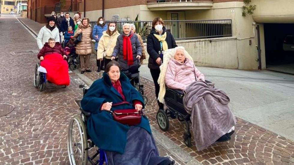 Ospiti della Borsieri davanti all'ingresso della struttura