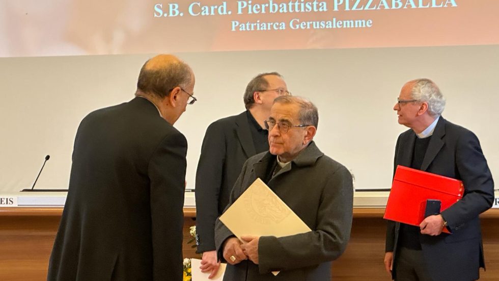L'Arcivescovo saluta don Massimo Epis, preside della Facoltà teologica