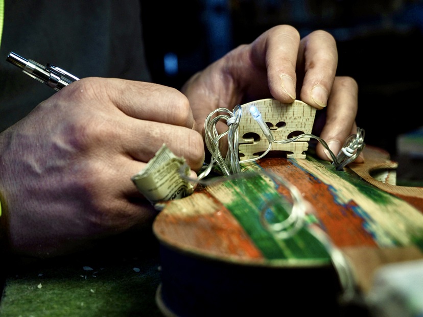 Alla Scala suonano gli strumenti costruiti da detenuti con legno barche migranti