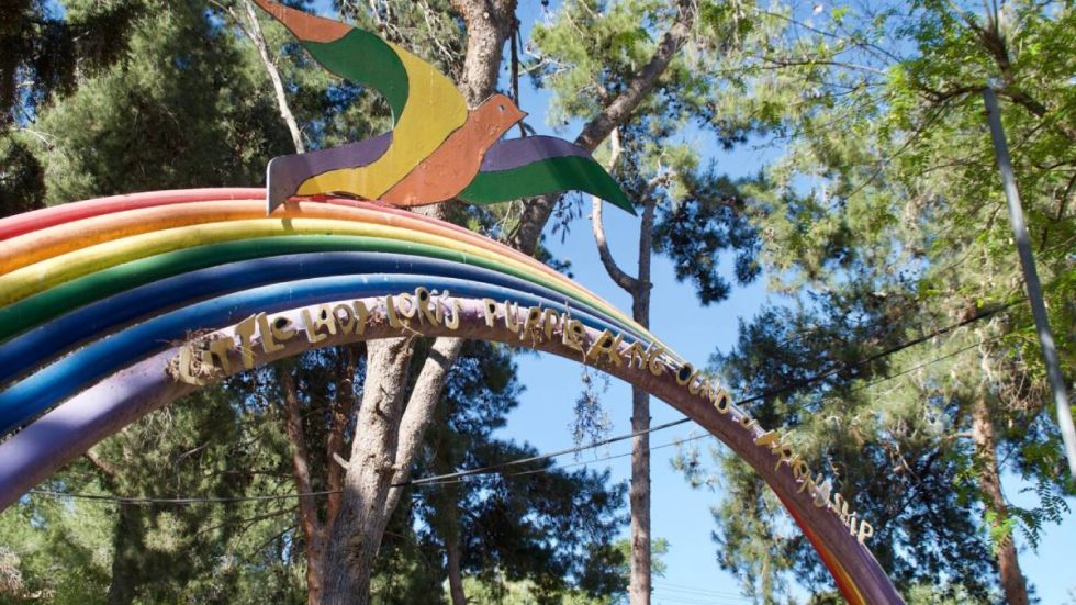 L'arcobaleno che nel villaggio simboleggia la scuola primaria bilingue e binazionale