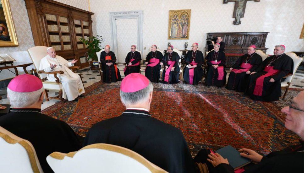 I Vescovi lombardi durante l'Udienza dal Santo Padre (© Vatican Media)