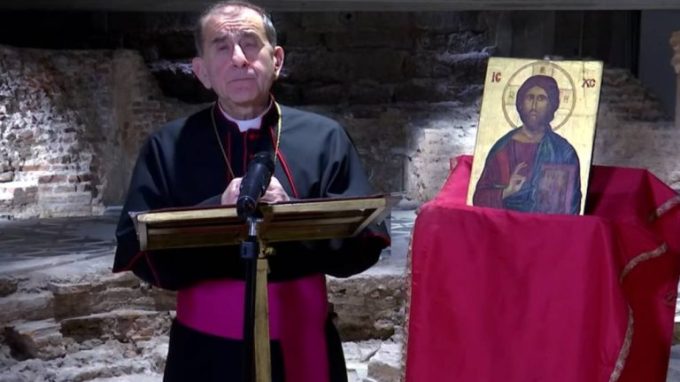 Alle 20.32 l’Arcivescovo entra nelle case ambrosiane con il «Credo»