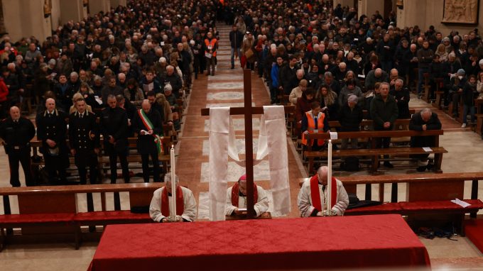 La Via Crucis con l’Arcivescovo nelle Zone pastorali
