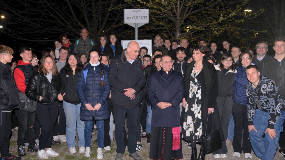 Monsignor Mario Delpini al Giardino dei Giusti con Gabriele Nissim, Elena Buscemi e i ragazzi degli oratori (Agenzia Fotogramma)