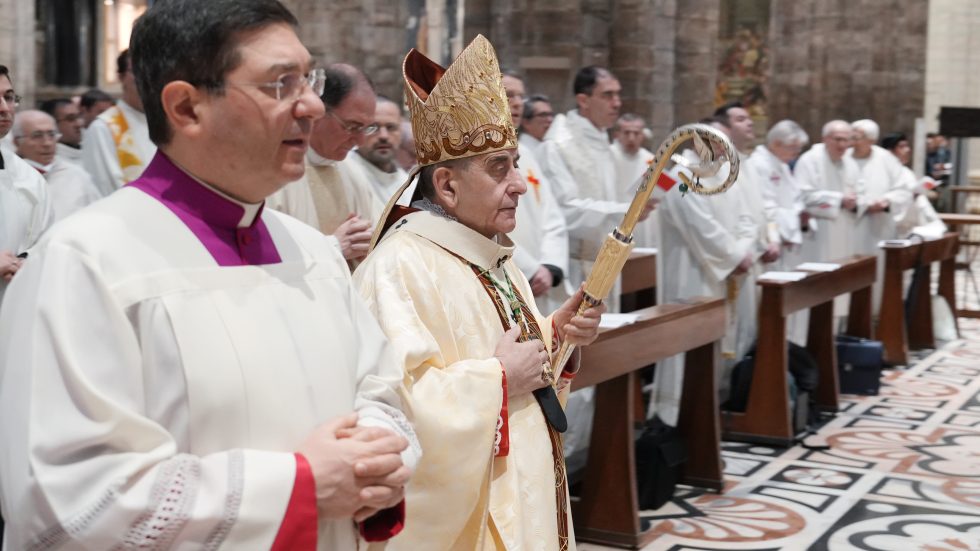 L'Arcivescovo tra i preti in Duomo (Agenzia Fotogramma)