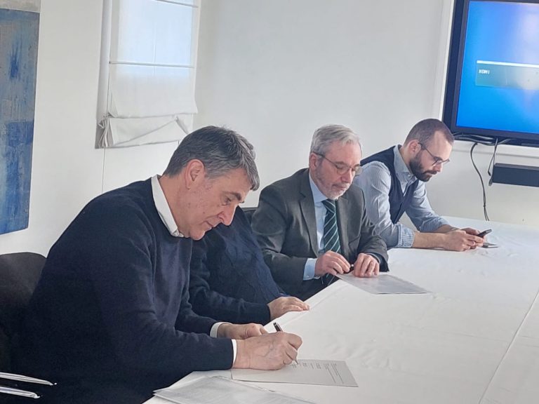 La sottoscrizione della donazione da parte di Edison