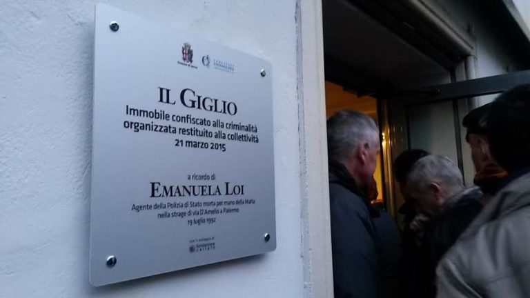 L'ingresso dell'ex pizzeria “Il giglio” di Lecco, confiscata e trasformata in un centro sociale