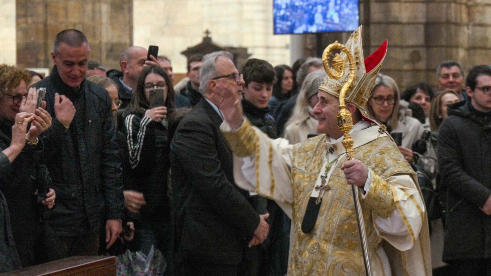 Il saluto dell'Arcivescovo ai fedeli (Agenzia Fotogramma)
