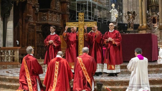 «Dal buio che avvolge la terra ci inoltriamo nel mistero di Dio»