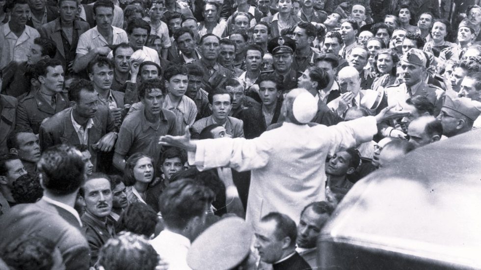 Pio XII abbraccia la folla dopo il bombardamento su Roma del 1943
