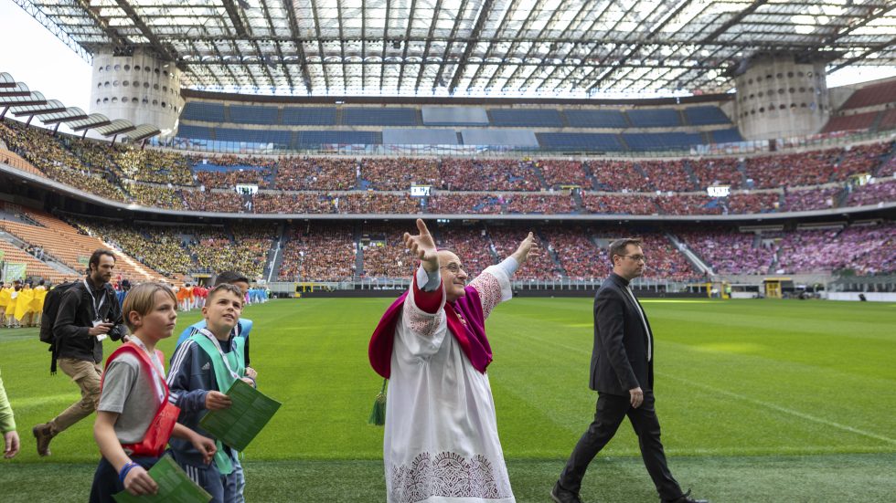 L'arrivo dell'Arcivescovo allo stadio (foto Paola Meloni)