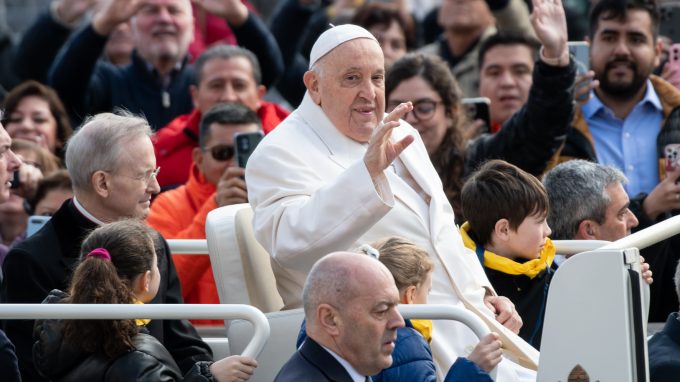 Papa Francesco: «Dalle donne la compassione che manca al mondo sfregiato dalle guerre»