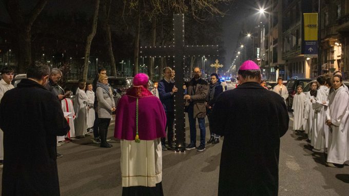 Dietro la Croce per le strade di Milano