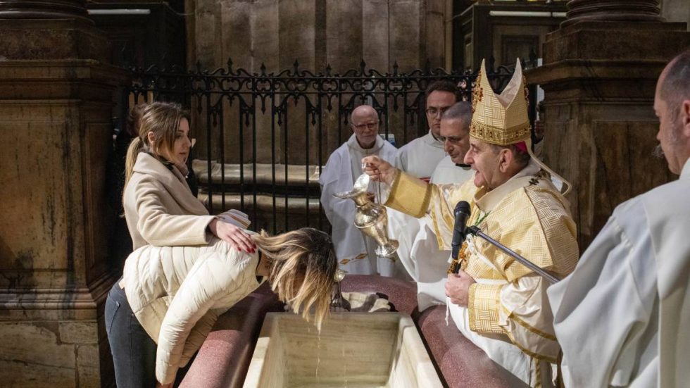 Il battesimo di una catecumena (Agenzia Fotogramma)