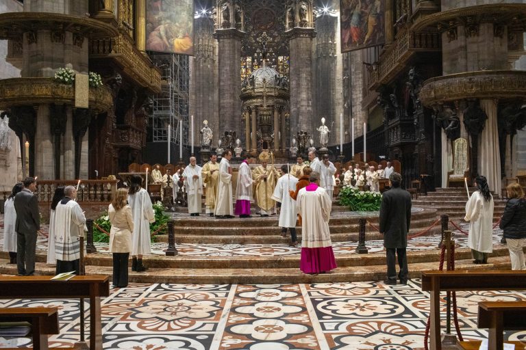 La grande Veglia pasquale (© Fotogramma)