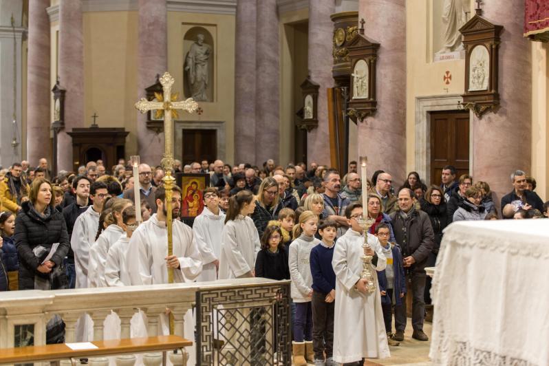 Una celebrazione nella chiesa parrocchiale dei Santi Martiri Protaso e Gervaso a Gorgonzola (foto Claudio Naso)