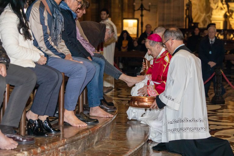 Il rito della Lavanda dei piedi (© Fotogramma)