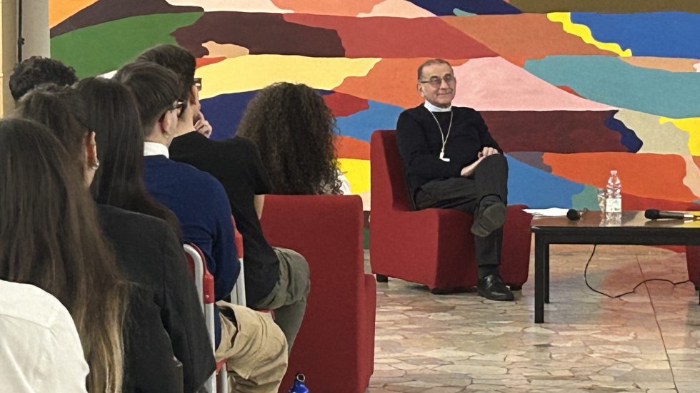 L'Arcivescovo durante il dialogo