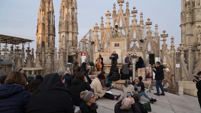 Dal tetto del Duomo splende Milano, città delle meraviglie e delle genti