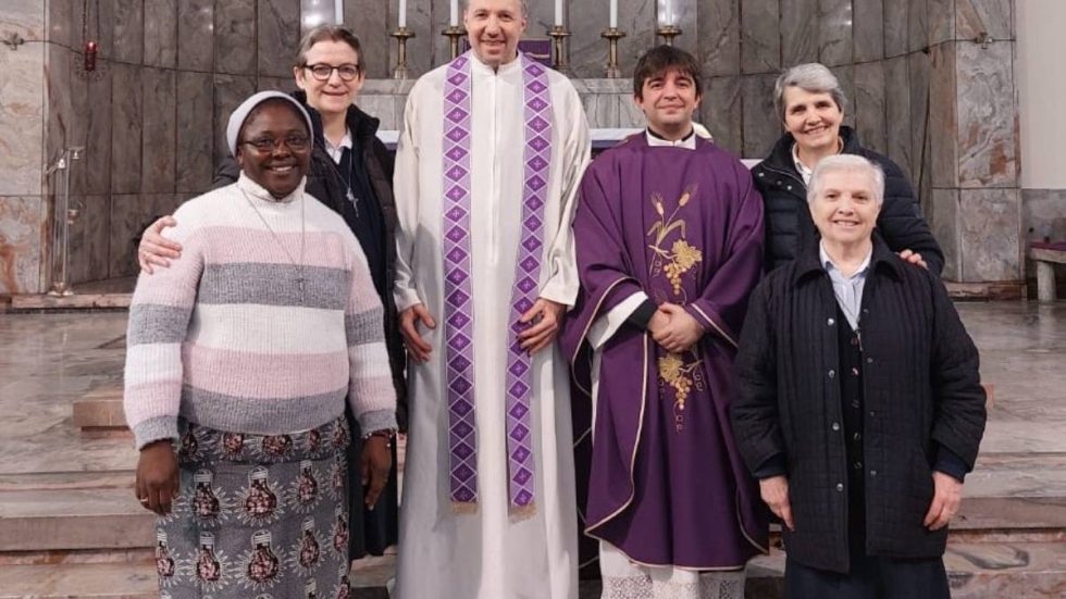 La comunità della parrocchia Gesù-Maria-Giuseppe di Milano insieme ai sacerdoti