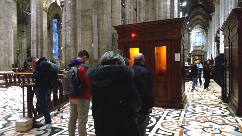 Celebrazione penitenziale in Duomo: fedeli in attesa di confessarsi con l'Arcivescovo