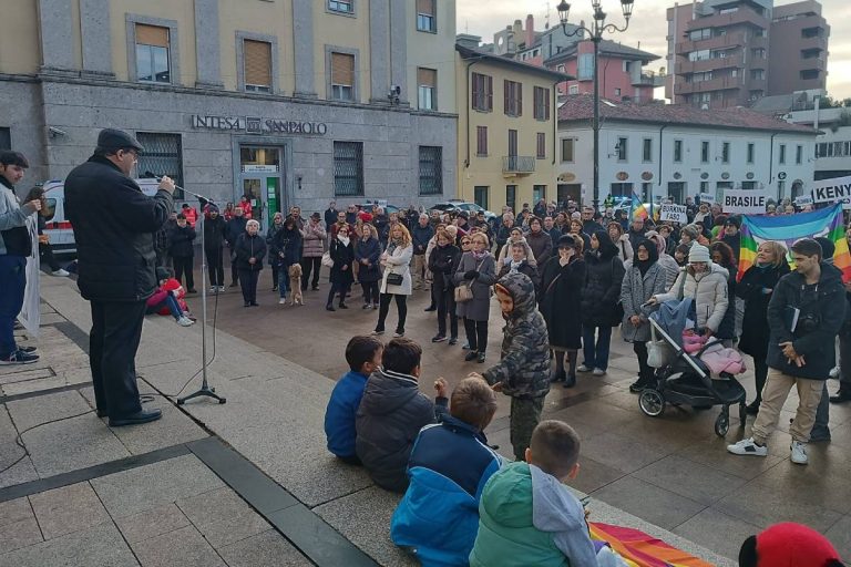 La Marcia per la pace: al microfono il parroco don Mauro Barlassina