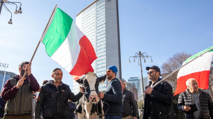 Milano – Protesta dei trattori e presidio sotto il Pirellone