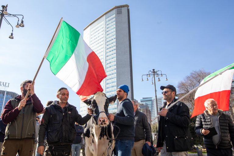Protesta dei trattori sotto la sede della Regione Lombardia (foto Massimo Alberico)