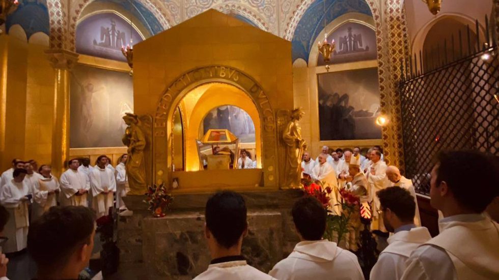 In preghiera davanti all'urna di Santa Rita