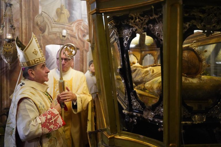 L'Arcivescovo davanti all'urna di San Gerardo