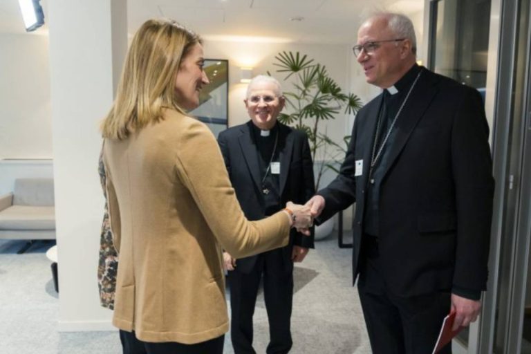 Roberta Metsola, monsignor Giuseppe Baturi e monsignor Mariano Crociata