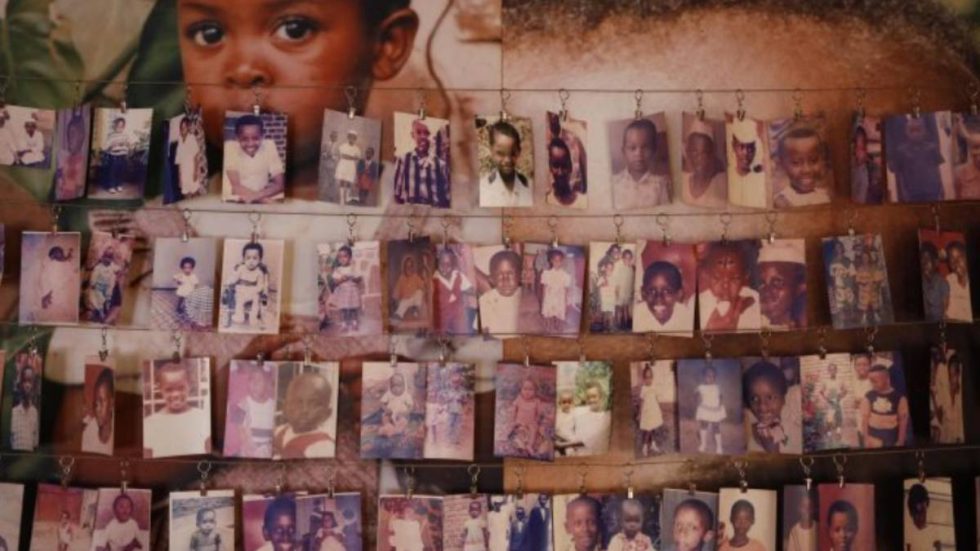 Foto di bambini e ragazzi vittime del genocidio (foto Ansa / Sir)