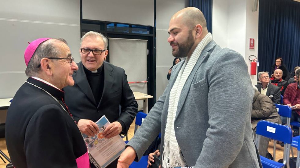 !cid_74158cbb-9fb6-42ad-880c-ae36a7e491be@ad_glauco L'Arcivescovo con Victor, uno dei testimoni della serata, e il decano di Desio Maurizio Tremolada