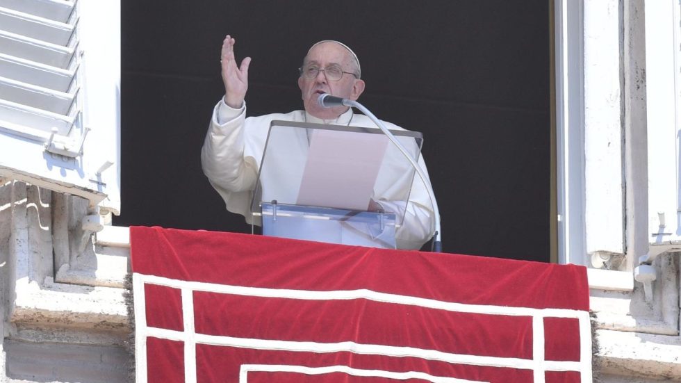 Papa Francesco durante il Regina Caeli